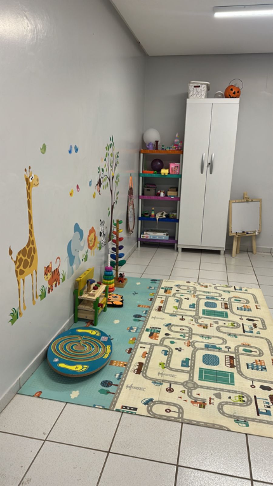 Sala de terapia infantil com brinquedos